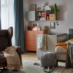 Przytulny kącik do przewijania z fotelem, komodą i łóżeczkiem. Miękka przytulanka w kształcie ośmiornicy czeka na maluszka.