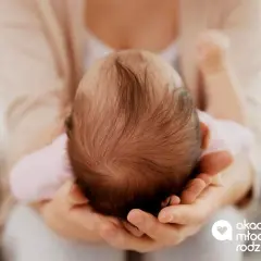 Delikatne włoski na główce noworodka, które zaczynają gęstnieć. Czas, kiedy dziecku gęstnieją włosy, to piękny etap rozwoju.