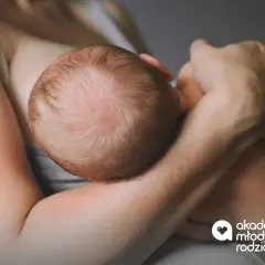 Czułe objęcie mamy i maluszka podczas karmienia. Dowiedz się, ile powinien jeść noworodek, by prawidłowo się rozwijać.