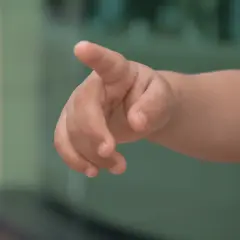Dziecięca rączka wykonuje gest wskazywania palcem, jakby chciała coś pokazać.