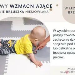 Niemowlę w żółtej koszulce leży na brzuchu na macie. Dorosły zachęca je do podnoszenia głowy, by wzmocnić mięśnie brzucha.