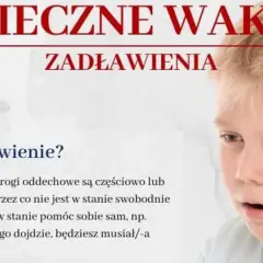 Chłopiec z otwartymi ustami, trzymający się za gardło, symbolizuje zakrztuszenie u dziecka. Tekst informuje o zagrożeniu zadławieniem.