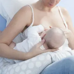 Karmiąca mama karmi piersią dziecko. W pierwszych tygodniach po porodzie warto zadbać o dietę, by zapewnić maluchowi wszystko, co najlepsze.