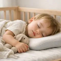 Słodki sen maluszka na specjalnej poduszce dla dziecka. Od kiedy ją ma, śpi spokojniej.