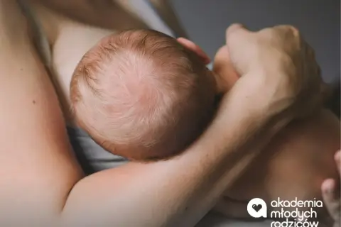 Czułe objęcie mamy i maluszka podczas karmienia. Dowiedz się, ile powinien jeść noworodek, by prawidłowo się rozwijać.