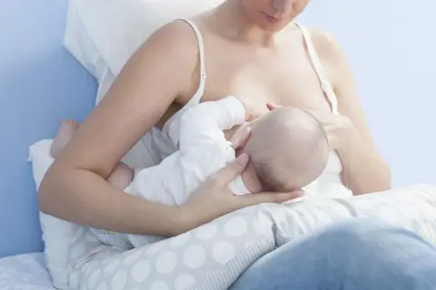 Karmiąca mama karmi piersią dziecko. W pierwszych tygodniach po porodzie warto zadbać o dietę, by zapewnić maluchowi wszystko, co najlepsze.