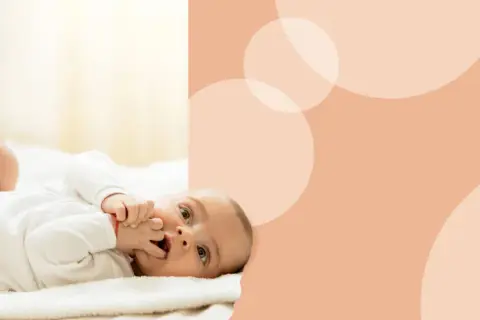 Delikatna skóra niemowlaka, mama zmienia pieluszkę, zapobiegając odparzeniom i wysypce na pupie.