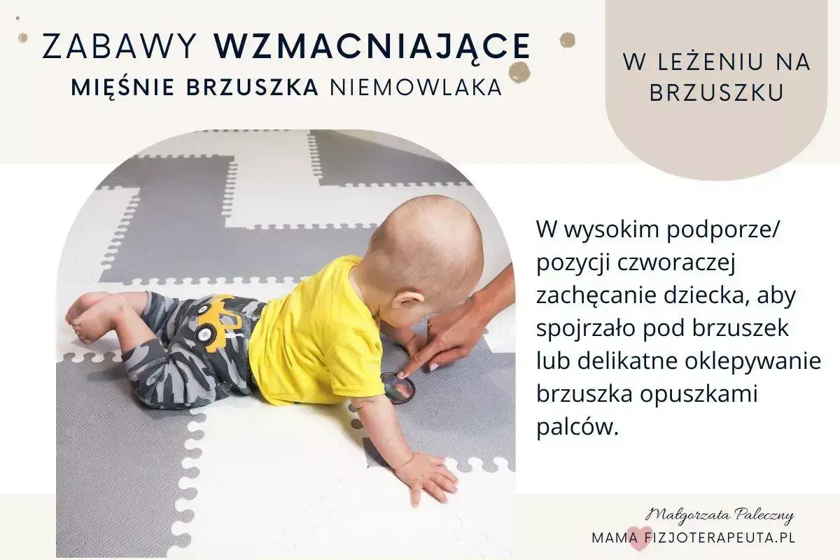 Niemowlę w żółtej koszulce leży na brzuchu na macie. Dorosły zachęca je do podnoszenia głowy, by wzmocnić mięśnie brzucha.