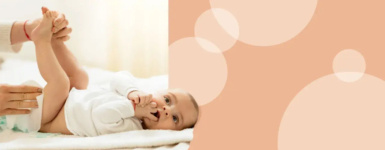 Delikatna skóra niemowlaka, mama zmienia pieluszkę, zapobiegając odparzeniom i wysypce na pupie.